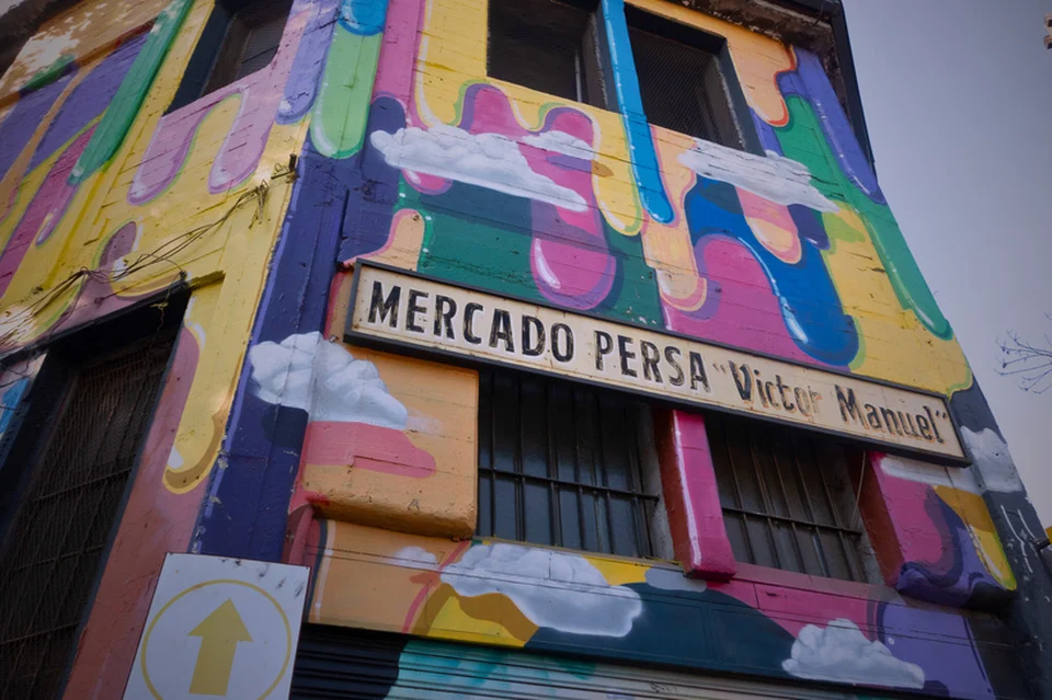 Mural en la fachada del Mercado Persa Víctor Manuel