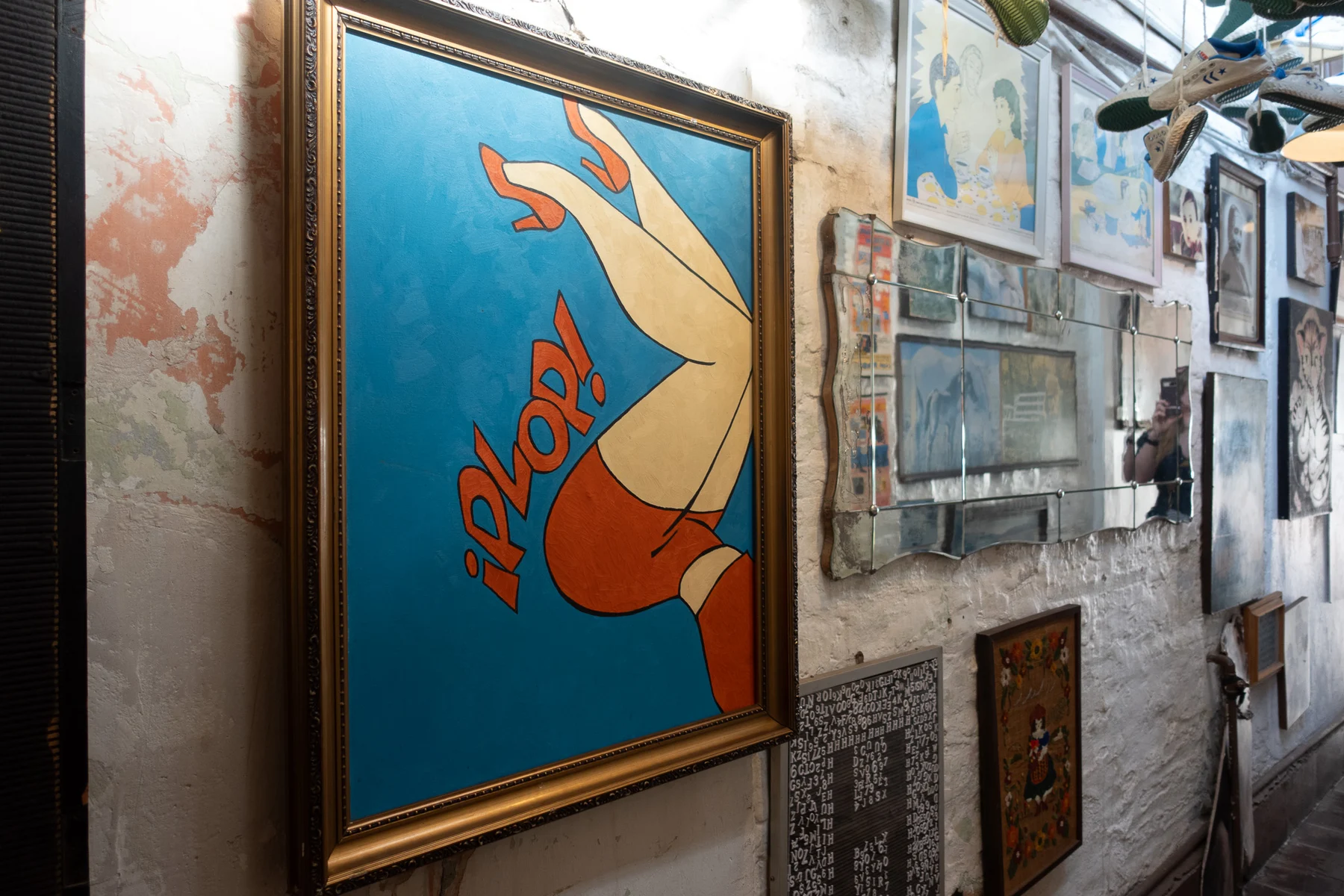 Cuadros, ilustraciones y objetos decorativos en un espacio cultural