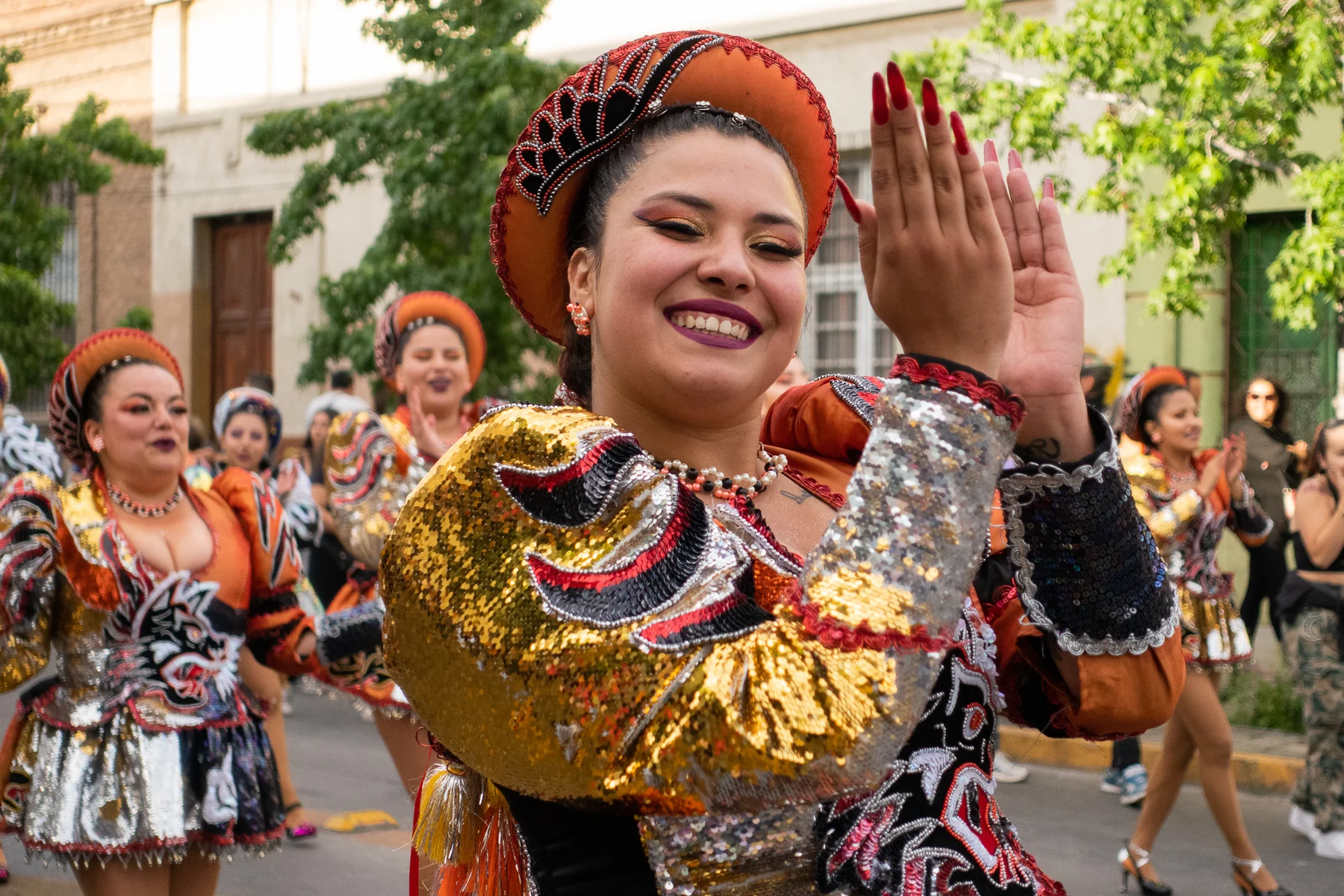 Bailarina en una celebración cultural en Santiago